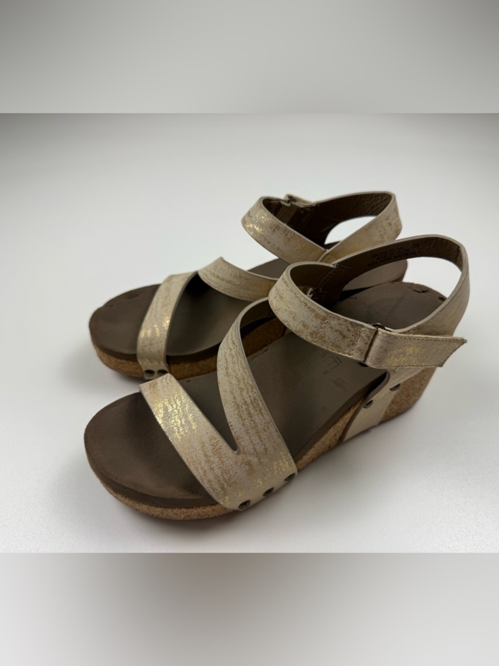 Boutique by Corkys Spring Fling Gold Strappy Studded Wedge Sandals Size 8 Women - Picture 3 of 10